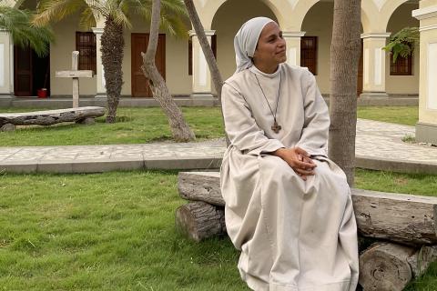 Las Hermanas Agustinas Contemplativas del Monasterio de la Encarnación en Lima, Perú, han fabricado bancas para su claustro reutilizando materiales. (Foto: cortesía Begoña Costillo) 