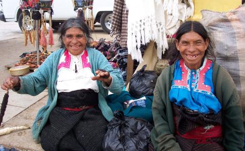 En el estado de Chiapas, México, fronterizo con Guatemala, habitan 13 pueblos indígenas: choles, tzeltales, tojolabales, mames, entre otros. Imagen referencial: dos indígenas de Chiapas. (Foto: Wikimedia Commons CC BY-SA 2.5) En el estado de Chiapas, México, fronterizo con Guatemala, habitan 13 pueblos indígenas: choles, tzeltales, tojolabales, mames, entre otros. Imagen referencial: dos indígenas de Chiapas. (Foto: Wikimedia Commons CC BY-SA 2.5)