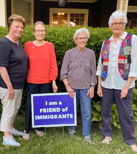 Parte de la junta de Omaha Welcomes the Stranger (de izquierda a derecha): Hna.de la Misericordia Maryanne Stevens, Sierva de María Hna. Val Lewandoski, Notre Dame Hna. Mary Kay Meagher y Mercy Hna. Kathleen Erickson. (Foto: cortesía de OWS)