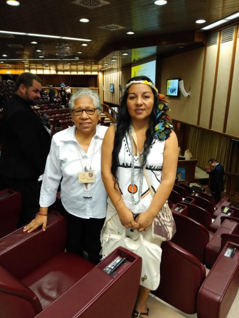 La Hna. Zully Rojas Quispe junto a Yessica Patiachi, miembro de la cultura Harakbut, lideresa indígena y una de las vicepresidentas de la Red Eclesial Panamazónica (REPAM) durante el Sínodo para la Amazonía celebrado en Roma en octubre de 2019. (Foto: cortesía Hna. Zully Rojas Quispe)