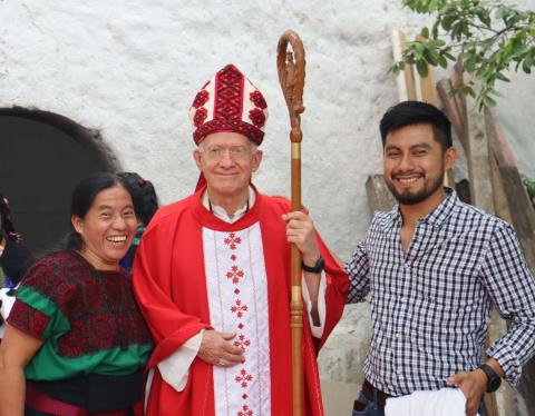 Hermana Patricia Josefina Hernández, Monseñor Rodrigo Aguilar Martínez y el párroco José Elías Hernández. (Foto: Eduardo Cordero) Hermana Patricia Josefina Hernández, Monseñor Rodrigo Aguilar Martínez y el párroco José Elías Hernández. (Foto: Eduardo Cordero)