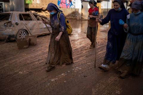 Religiosas en inundaciones en Paiporta, Valencia, España, 2024 La hermana Kelly camina después de trabajar como voluntaria limpiando casas afectadas por las inundaciones en Paiporta, Valencia, España, el martes 5 de noviembre de 2024. (Foto: AP /Emilio Morenatti)