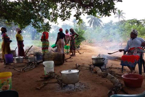 Mujeres en zona rural de Muvamba, Mozambique. Las Hermanas Misioneras Redentoristas llevan una misión en la zona rural de Muvamba, Mozambique, en donde ayudan a las mujeres a crear conciencia de su valor como personas. (Foto: cortesía Susana Pasqualini)