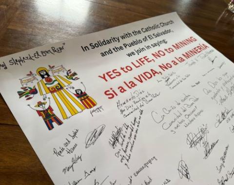 Un cartel en la parroquia del Buen Pastor en Kansas, EE. UU., el 24 de marzo de 2025 con las firmas de los católicos de Kansas, una muestra de su solidaridad con la Iglesia católica en El Salvador que lucha contra la minería metálica en ese país. (Foto: GSR/Rhina Guidos)