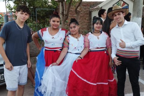 Jóvenes del grupo Iirũ en la capilla de Lourdes en Argüello, Lourdes, Córdoba, Argentina, con el traje típico de Paraguay. Jóvenes del grupo Iirũ en la capilla de Lourdes en Argüello, Lourdes, Córdoba, Argentina, con el traje típico de Paraguay. (Foto: cortesía Maite Fernández)