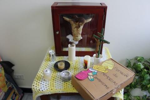 A "botiquín de memorias contenidas," a symbolic first-aid kit A "botiquín de memorias contenidas," a symbolic first-aid kit