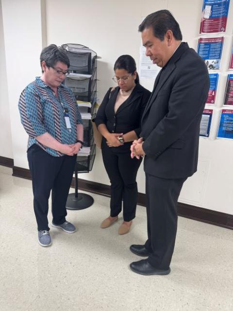 Hna. Leticia Gutiérrez Valderrama, a la izquierda, se une al obispo auxiliar de El Paso Anthony Celino mientras rezan con una mujer en una sala del tribunal de inmigración de El Paso, Estados Unidos, el 25 de junio de 2025. (Foto GSR/cortesía del Hope Border Institute) Hna. Leticia Gutiérrez Valderrama, a la izquierda, se une al obispo auxiliar de El Paso Anthony Celino mientras rezan con una mujer en una sala del tribunal de inmigración de El Paso, Estados Unidos, el 25 de junio de 2025. (Foto GSR/cortesía del Hope Border Institute)
