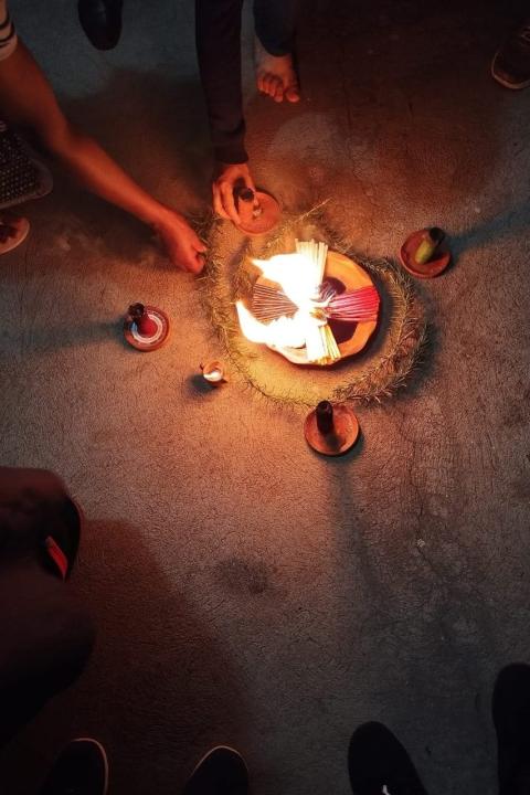Hermanas reunidas en comunidad encienden un fuego como símbolo de la fuerza del Espíritu en la nueva misión que inician. (Foto: Vuelo en V) Hermanas reunidas en comunidad encienden un fuego como símbolo de la fuerza del Espíritu en la nueva misión que inician. (Foto: Vuelo en V)