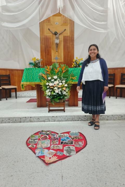 La Hna. Dora Tupil muestra un corazón de fieltro rojo con fotografías de familias, elaborado durante una actividad con niños del Sagrado Corazón de Jesús, el 26 de junio de 2025, en Ciudad de Guatemala. (Foto: Hna. Dora Tupil) La Hna. Dora Tupil muestra un corazón de fieltro rojo con fotografías de familias, elaborado durante una actividad con niños del Sagrado Corazón de Jesús, el 26 de junio de 2025, en Ciudad de Guatemala. (Foto: Hna. Dora Tupil)