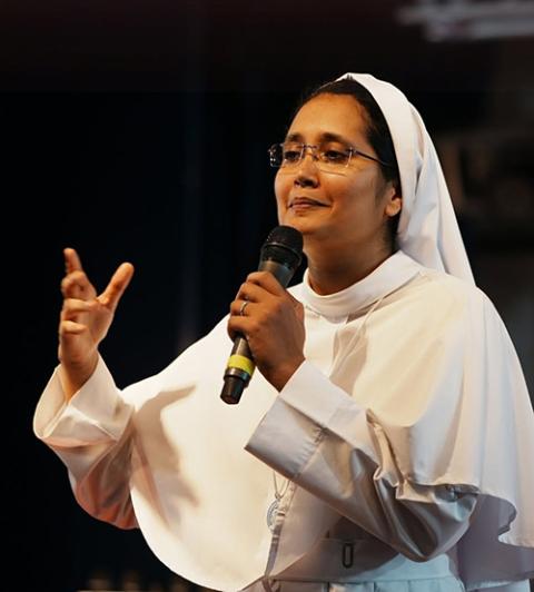 Sr. Christy Babu Cherpanath, a member of the Missionary Sisters of Mary Immaculate, preaching during a youth program in Kerala, a southwestern Indian state. (Courtesy of Christy Babu Cherpanath)