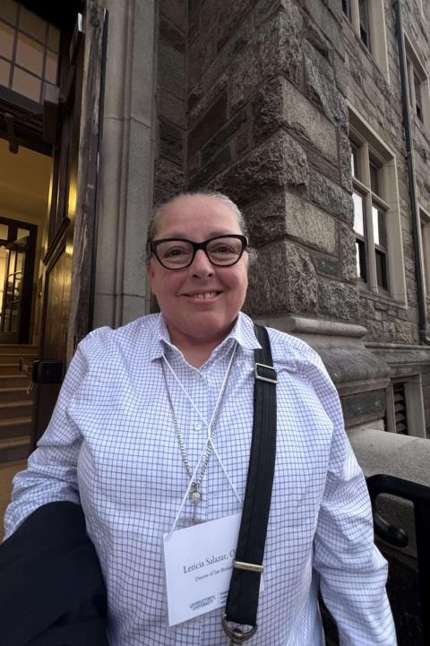 Hna. Leticia Salazar sonríe tras un encuentro de liderazgo para mujeres católicas y el bien común en la Universidad de Georgetown en Washington el 9 de marzo de 2026. Salazar, de la Compañia de Maria Nuestra Señora, habló con Global Sisters Report en español sobre las dificultades que enfrentan los latinos por el trato de agentes de inmigración y la patrulla fronteriza en su diócesis en California, Estados Unidos. (Foto: GSR/Rhina Guidos)