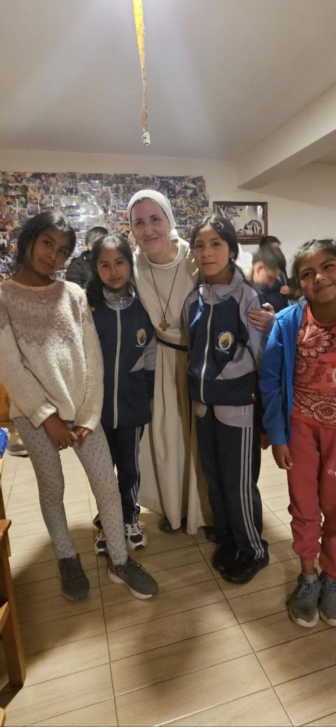 Dos niñas que viven actualmente en la Casa del Niño, junto a dos más que pasaron ahí varios años y hoy regresan de visita, acompañan a una de las hermanas agustinas en su última visita a la casa, en julio de 2026. (Foto: cortesía de Begoña Costillo)
