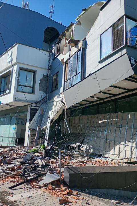 Estructuras afectadas por el terremoto en Colombia en las inmediaciones de la droguería de Pereira donde la hermana Cristina Ángel Castro se encontraba retirando medicamentos. (Foto: cortesía Cristina Ángel Castro)