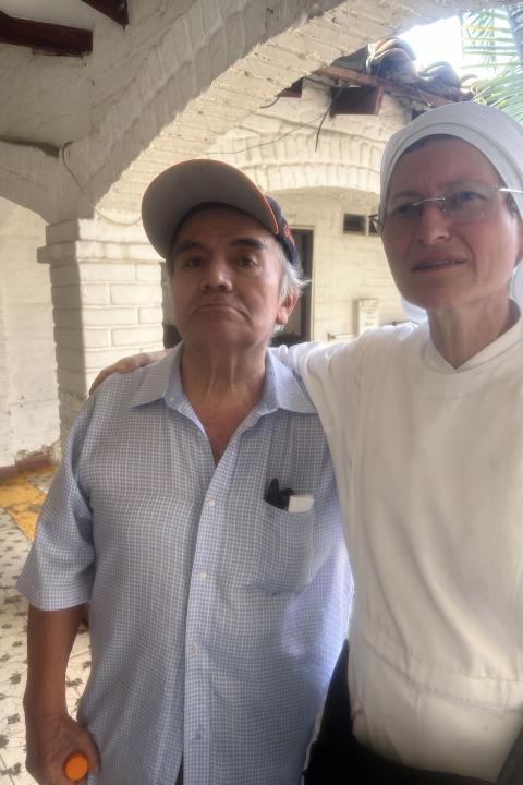 La Hna. Paula Andrea Naranjo acompaña a uno de los residentes de la casa hogar de las Hermanitas de los Pobres en Cali, afectada por el terremoto en Colombia del 10 de agosto de 2026. El personal de apoyo fue clave para evacuar a los adultos mayores durante la emergencia. (Foto: cortesía Paula Andrea Naranjo)