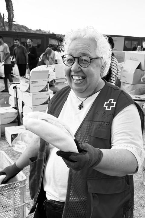 La Hna. Mari Carmen Sapiña reparte alimentos a los migrantes en Ceuta, ciudad española en el norte de África. En colaboración con la Cruz Roja Española, las cinco religiosas de las Hijas de la Caridad atienden a quienes llegaron a la ciudad tras la entrada masiva de julio. (Foto: cortesía de Mari Carmen Sapiña)