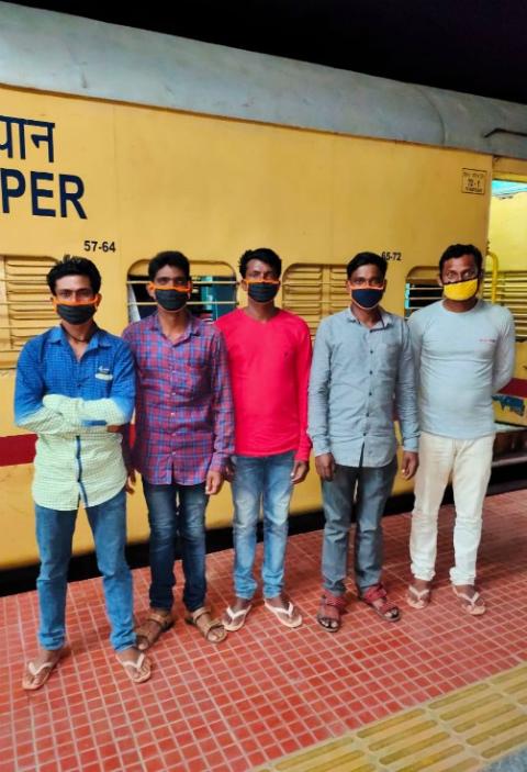Migrants from Odisha, eastern India, who had been working in Kerala, southern India, arrive at the railway station in Bhubaneswar, the capital of Odisha state. (Provided photo) Migrants from Odisha, eastern India, who had been working in Kerala, southern India, arrive at the railway station in Bhubaneswar, the capital of Odisha state. (Provided photo)