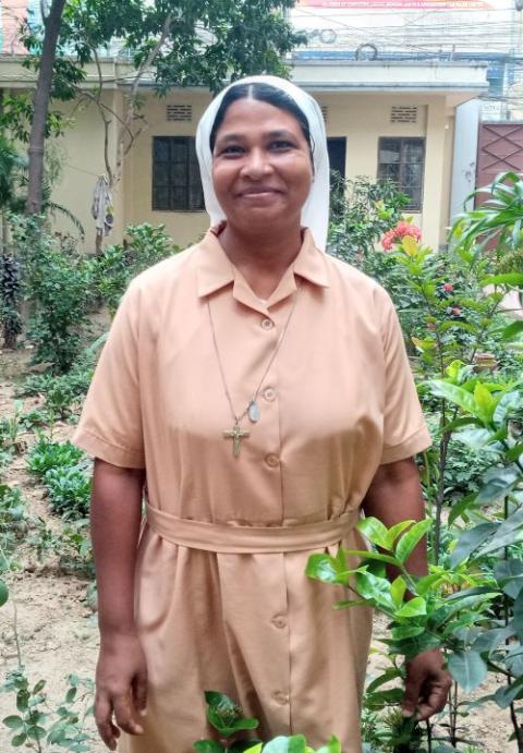 La Hna. Shephali Khalko, de las Hermanas Misioneras de la Inmaculada, en un jardín de flores de su casa provincial en Mirpur (Dhaka), durante un viaje reciente a Bangladesh, de donde es originaria. 