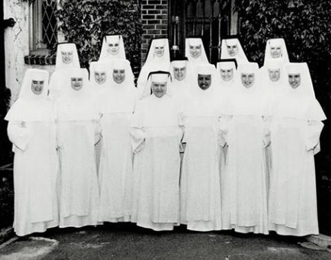 Las Hermanas Dominicas de Edmonds celebran la investidura de las novicias —incluyendo a la primera hermana negra de la congregación, Deanne (Martin de Porres) Gayle— y de las hermanas que pronunciaron sus primeros votos, las que renovaron y las que pronunciaron votos perpetuos el 14 de junio de 1964.