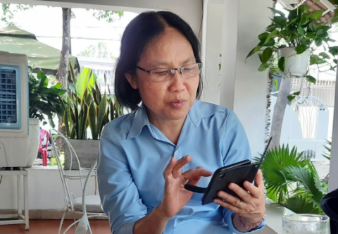 Sr. Anna Pauline Ngo Thy Ngo of the Dominican Sisters of St. Catherine of Siena offers medical advice to a COVID-19 patient over the phone. Ngo is a doctor at Thong Nhat General Hospital in Bien Hoa, Dong Nai province. (Courtesy Anna Pauline Ngo Thy Ngo)