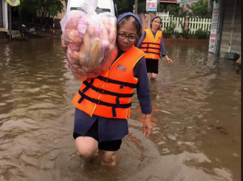 Sr. Anna Tran Thi Hien carries a bag of bread on her shoulder to deliver people in Dong Ha City on Oct. 23. (Joachim Pham) Sr. Anna Tran Thi Hien carries a bag of bread on her shoulder to deliver people in Dong Ha City on Oct. 23. (Joachim Pham)