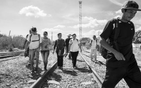 Las hermanas del Ángel de la Guarda Eligia Ayala Molina y Lorena Hernández Jiménez, al centro, caminan con los migrantes alrededor de las vías del tren vecino.
