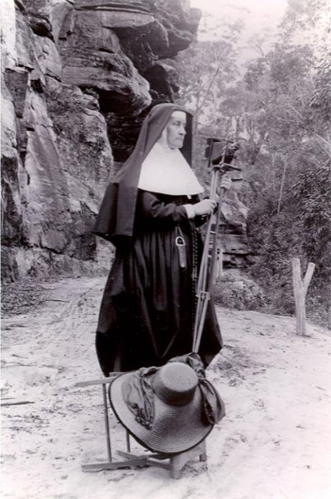 La madre Michael Corcoran del Instituto de la Bienaventurada Virgen María con su cámara en Australia en 1903.