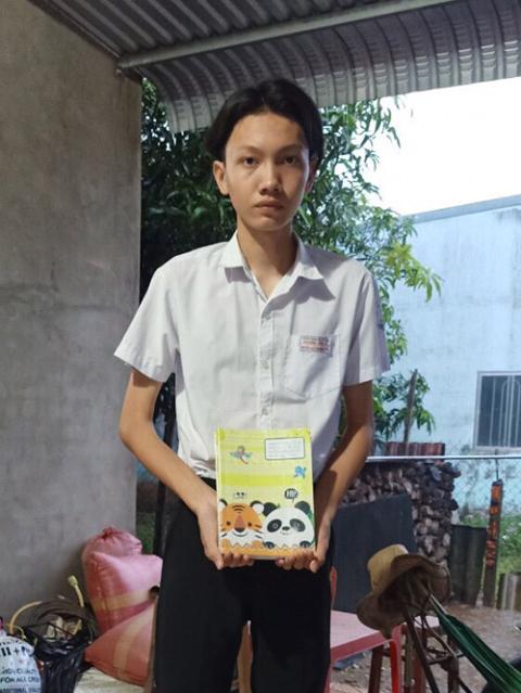 Nguyen Duy Phuong receives notebooks and money at his home from Sr. Mary Nguyen Thi Hong Hoa. (Courtesy of Sr. Mary Nguyen Thi Hong Hoa)