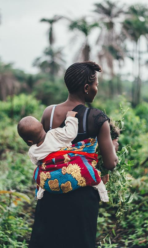 Mother and child in Sierra Leone (Unsplash/Annie Spratt)