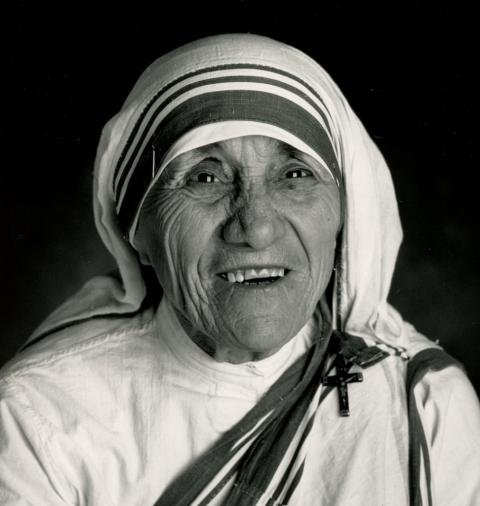 Rostro de la madre Teresa fotografiada sonriendo, en blanco y negro. 