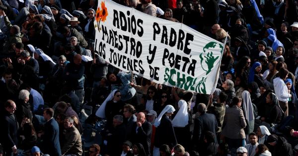 数十万人が集まって、フランシス州教皇に別れを告げ、「すべての人に兄弟」