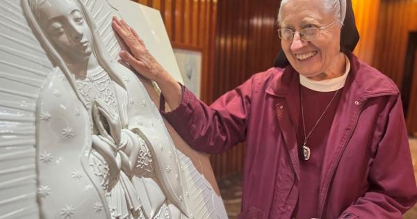 Una escultura permite a hermana ciega 'ver' con sus manos a la Virgen de Guadalupe