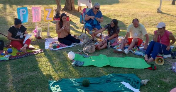 La paz se teje en una plaza con lana, mate y esperanza