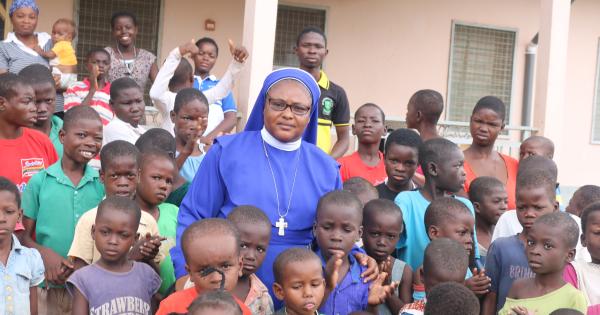 La hermana que salva a los niños considerados un mal augurio en Ghana