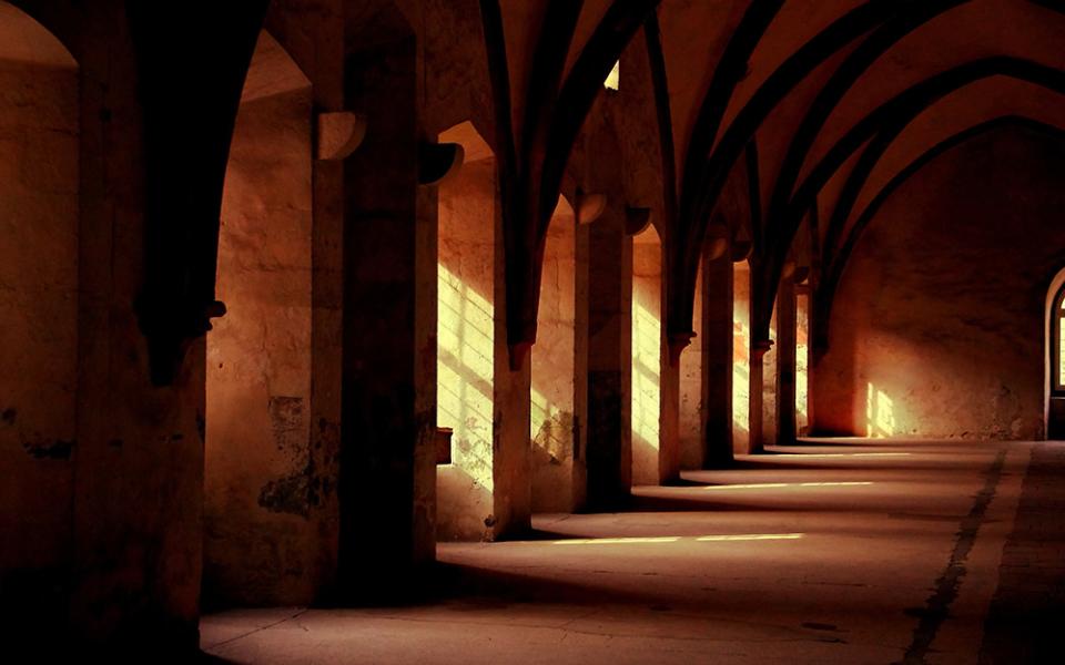 Monastery cloister (Unsplash/Hartmut Tobies)