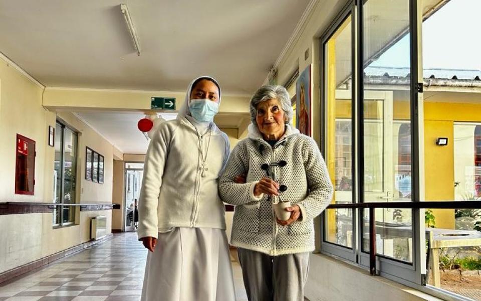 La madre María de los Ángeles con la residente Teresita Aquea, del hogar La Visitación de María, Fundación Las Rosas, en La Serena. (Foto: cortesía Virginia Vargas)