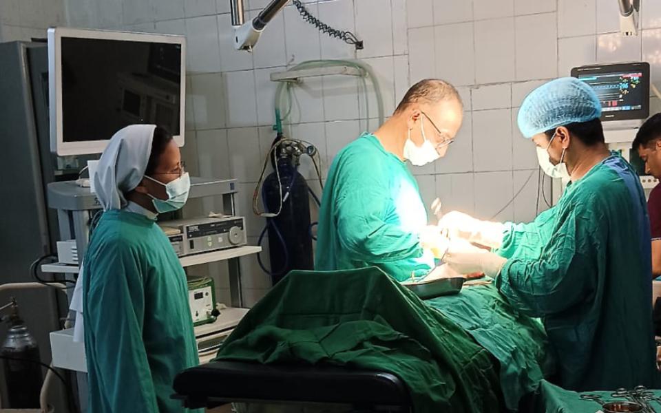 Sr. Lilly Thomas of the Sisters of Charity of Jesus and Mary assists in a surgery at St. Joseph Community Hospital in the Jammu-Srinagar Diocese, India. (Umar Manzoor Shah)