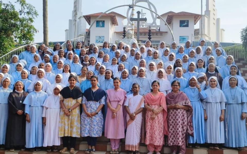 Several rows of nuns pose for group photo.