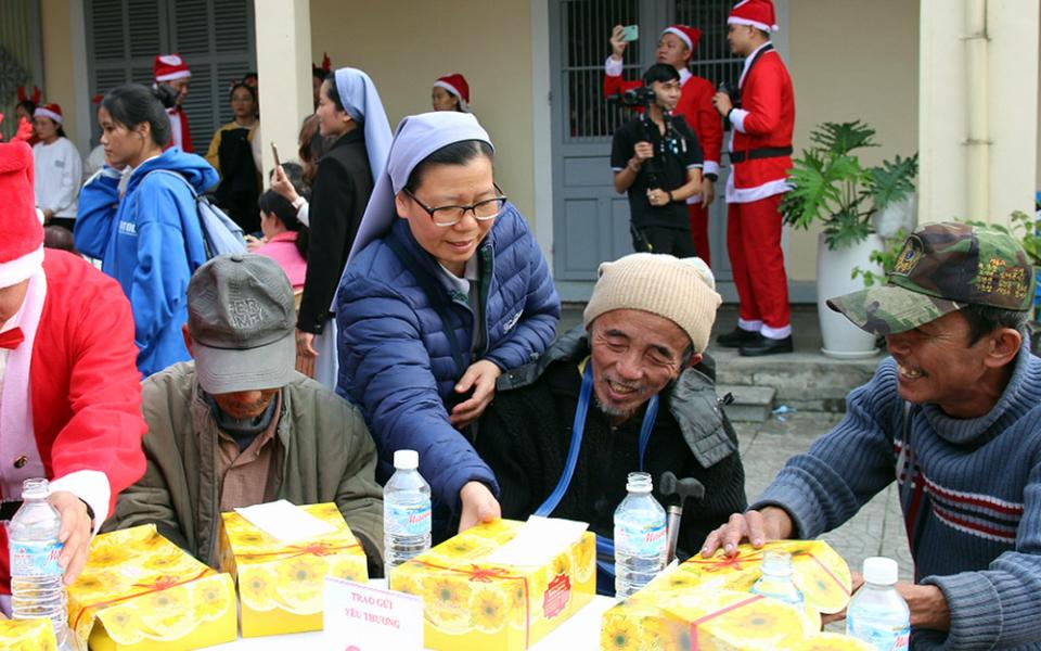 Daughters of Mary of the Immaculate Conception Sr. Mary Teresa Pham Thi Lai (center) distributes Christmas cakes to people affected by natural disasters at her community in Hue, Vietnam, Dec. 23, 2025. (Joachim Pham)