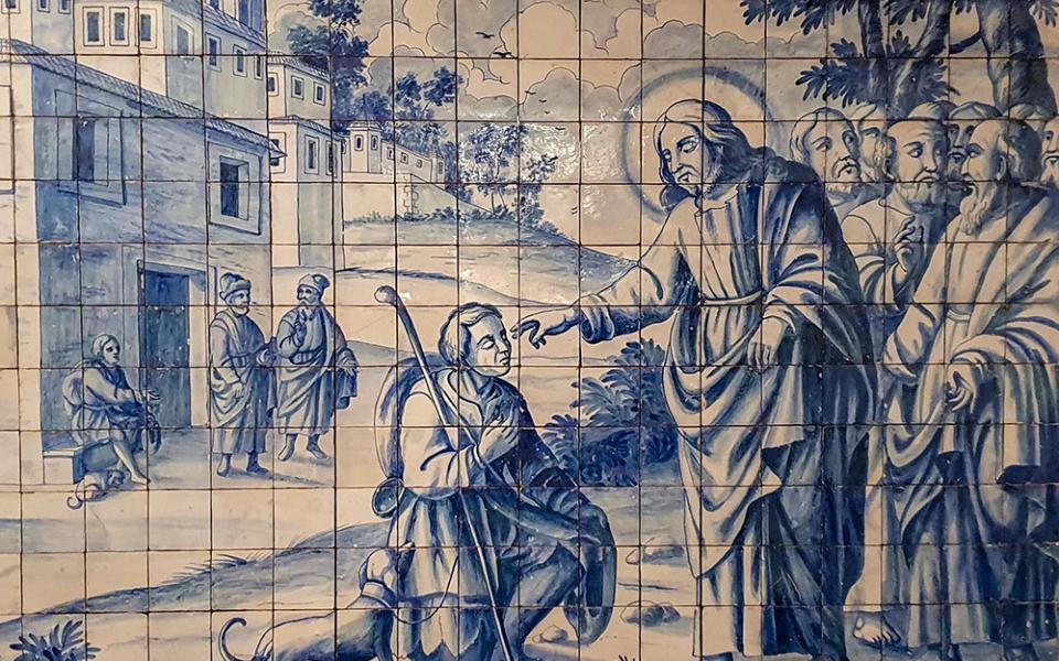 Jesus heals a blind man, depicted in 18th-century azulejos at the National Museum of the Azulejo in Lisbon, Portugal. (Wikimedia Commons/Yair Haklai)