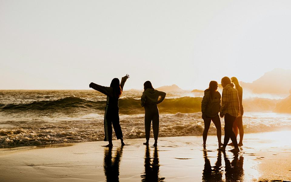 Silhouettes of people by the ocean (Unsplash/Gabe Pierce)
