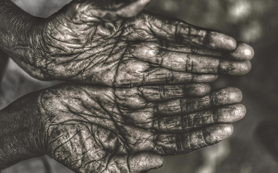 Empty elderly hands (Unsplash/Om Prakash Sethia)