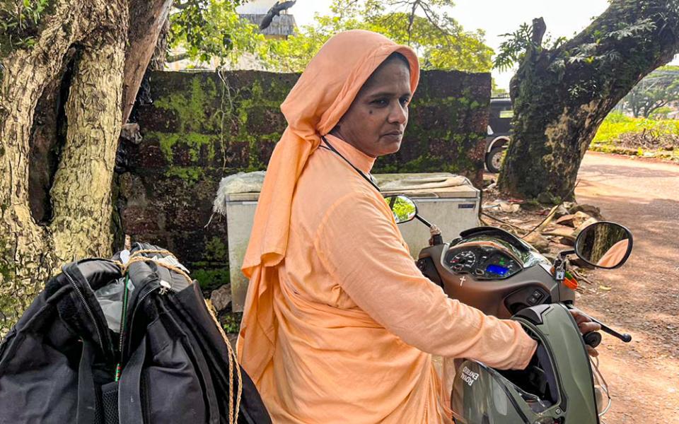 Good Samaritan Sr. Jaya Anto Mangalath brings food and essential supplies to women living on the streets of Kanhangad town in the southwestern Indian state of Kerala. (Courtesy of Jaya Anto Mangalath)