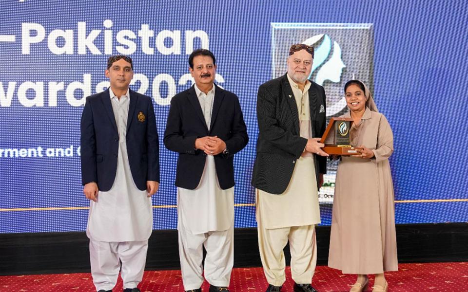 Sr. Mariam Gill receives an award from Pakistan's federal minister for poverty alleviation and social safety, Syed Imran Ahmed Shah, on Oct. 14, 2026, in Islamabad. (Courtesy of Christopher Sharaf)