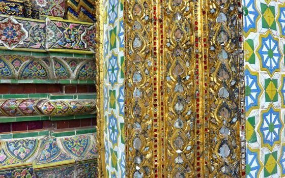 Architectural detail on Wat Phra Kaew in the Grand Palace complex in Bangkok (Wikimedia Commons/Dharma from Sadao, Thailand)