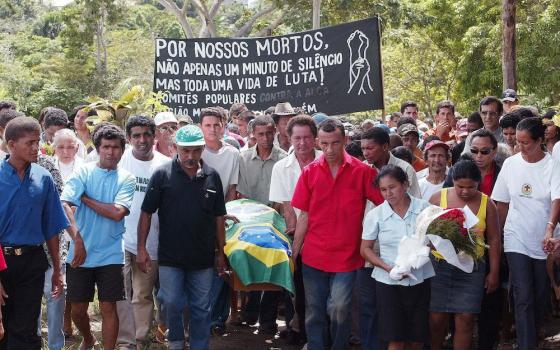 Members of the Landless Movement carry the coffin of U.S. Sr. Dorothy Stang during her funeral services Feb. 15, 2005, in Anapu, Brazil. (CNS/Agencia O Globo/Ailton de Freitas)