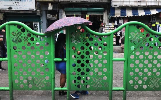 Sex workers in their skin-tight dresses and high heels leaning on the green sidewalk barriers are a common sight along Circunvalación, one of the main thoroughfares through La Merced. (GSR photo/Tracy Barnett)