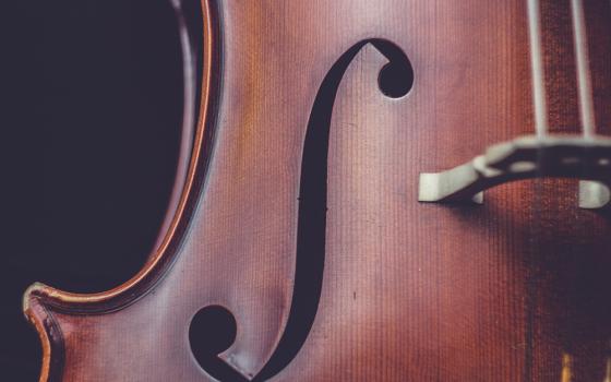 Cello (Unsplash/Ira Selendripity)