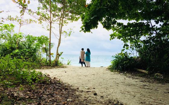 Two people walking together (Unsplash/Soumik Mondal)