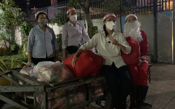 Dominican sisters in Vietnam bring Christmas gifts to children in the hostel area. (Mary Nguyen Lan)