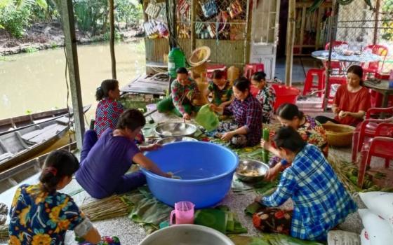 Parishes organize stuffed sticky rice packages for the poor during the Lunar New Year celebration. (Mary Nguyen Thi Phuong Lan)
